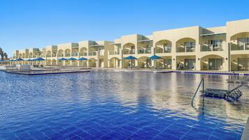 15 ulkouima-allasta, aurinkovarjoja, aurinkotuoleja