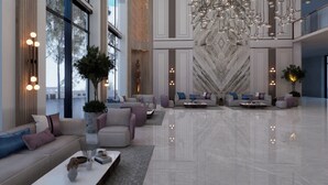 Un'ampia hall con soffitto alto, ampie finestre e un moderno lampadario.