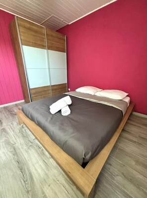 2 chambres, lit parapluie, Wi-Fi gratuit, draps fournis