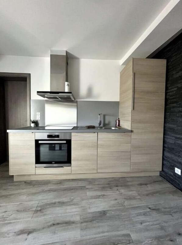 Réfrigérateur, four à micro-ondes, un four, surface de cuisson