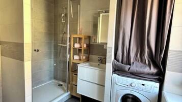 Douche, sèche-cheveux, serviettes fournies, papier toilette