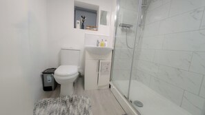 Sèche-cheveux, serviettes fournies, savon, shampoing