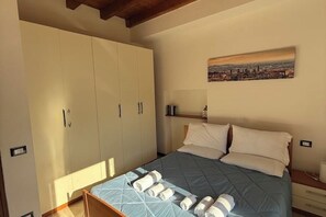 1 slaapkamer, een bureau, een strijkplank/strijkijzer, gratis wifi