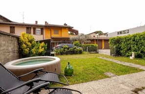 Tina de hidromasaje al aire libre