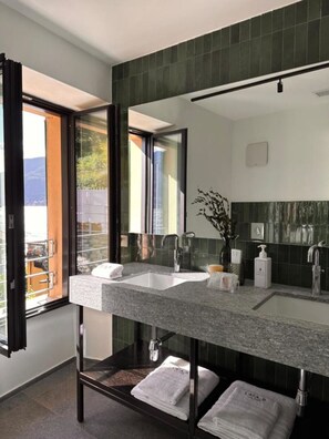 Asciugacapelli, bidet, asciugamani, sapone