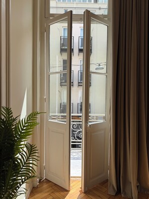Walk-Up Two-Bedroom Apartment - 60m² | 1 camera, biancheria da letto di alta qualità, cassaforte in camera