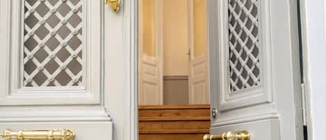 Apartment with Spacious Bathroom & Kitchen - 55m² | Property entrance