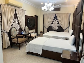 Deluxe Triple Room | Free WiFi - The Guest House (Karachi)
