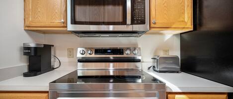 Réfrigérateur, micro-ondes, four, plaque de cuisson