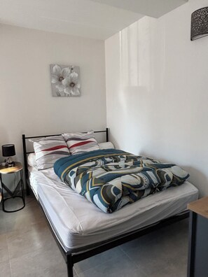 Free WiFi, bed sheets