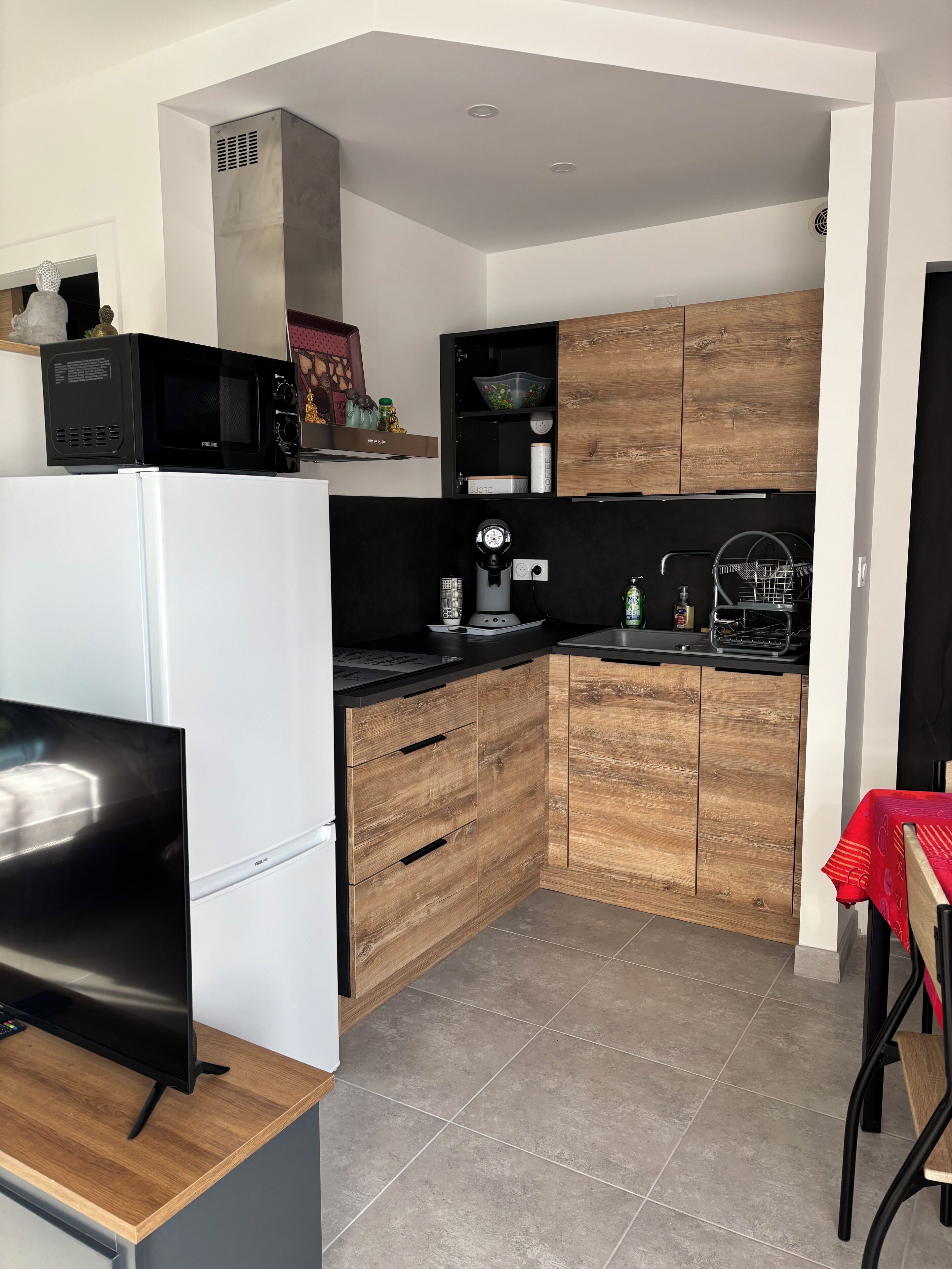 Kühlschrank, Mikrowelle, Ofen, Herdplatte