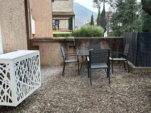 Outdoor dining - Cosy apartment with garden in Drôme Provençale (Nyons)
