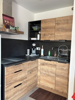 Fridge, microwave, oven, stovetop - Cosy apartment with garden in Drôme Provençale (Nyons)