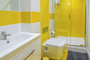 Shower, hair dryer, towels - Sheffield City Apartment - Modern & Cozy (Sheffield)