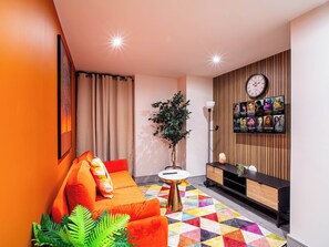 Apartment | Living area | TV - Cosy Bradford Apartment With City Views (Bradford)