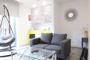 Apartamento | Zona de estar | Una televisión