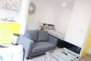 Apartamento | Zona de estar | Una televisión