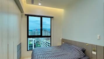 3 sovrum, skrivbord, strykjärn/strykbräda och resesäng