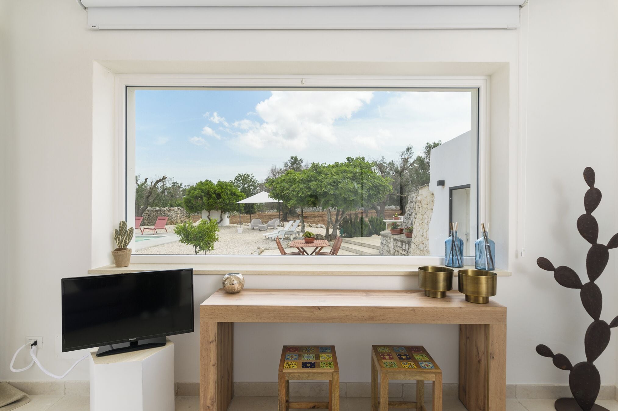 Deluxe-Villa, Poolblick | Wohnbereich | 35-Zoll-Flachbildfernseher mit Digitalempfang