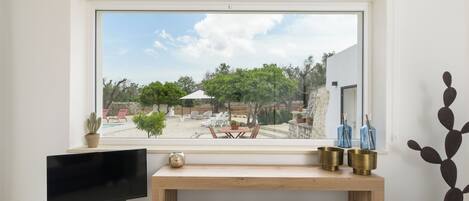 Deluxe-Villa, Poolblick | Wohnbereich | 35-Zoll-Flachbildfernseher mit Digitalempfang