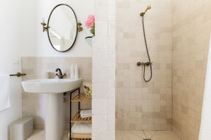 Deluxe Villa, Pool View | Bathroom - Villa Doc700 con piscina (Carovigno)