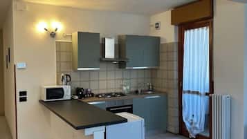 Frigorifero, microonde, forno, piano cottura