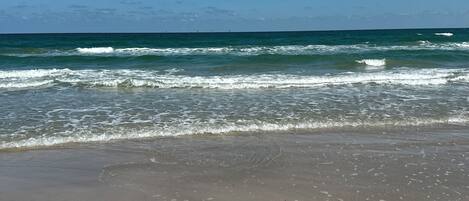 Perto da praia, espreguiçadeiras, toalhas de praia