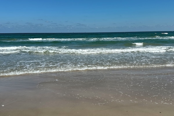 In Strandnähe, Liegestühle, Strandtücher