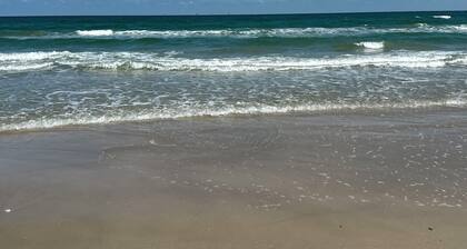 Beach Condo-sleeps 7-3 min walk to ocean & saltwater pool & spa-refundable!