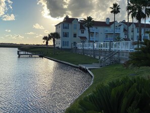 Property grounds - Piece of Padre Island-Condo- 4 min walk to water-sleeps 4-5 (Corpus Christi)