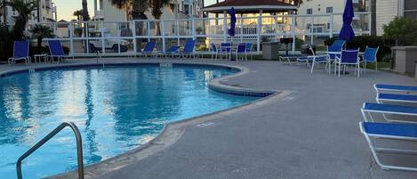 Utendørsbasseng og et oppvarmet basseng