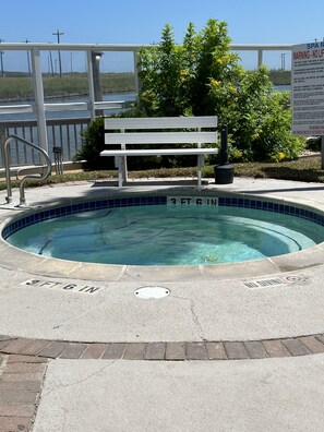 Utendørsbasseng og et oppvarmet basseng