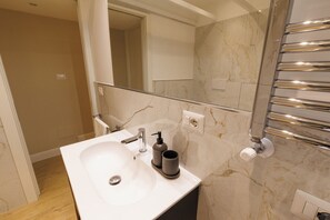 Shower, hair dryer, bidet, towels - Vatican Apartment Suite Rome Center Aura D4  (Roma)