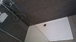 Toalhas de banho, papel higiênico