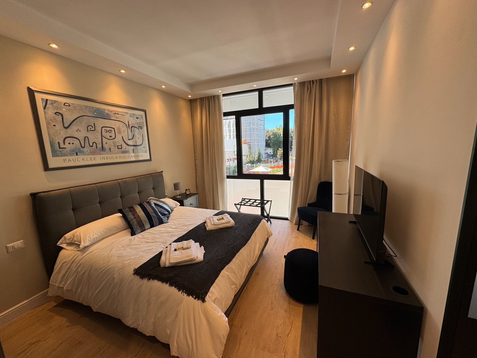 2 dormitorios, escritorio, tabla de planchar con plancha y cuna de viaje