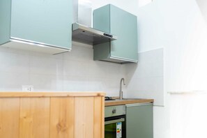 Fridge, oven, stovetop, coffee/tea maker - The House at the Corner Delightful apartment in the center (Altavilla Milicia)