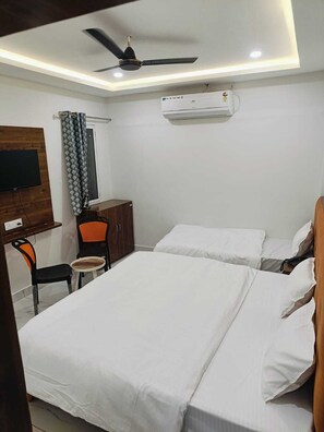 Deluxe Triple Room | Free WiFi - Hotel Shree Kedar Palace (Ujjain)