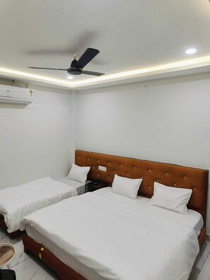 Deluxe Triple Room | Free WiFi - Hotel Shree Kedar Palace (Ujjain)