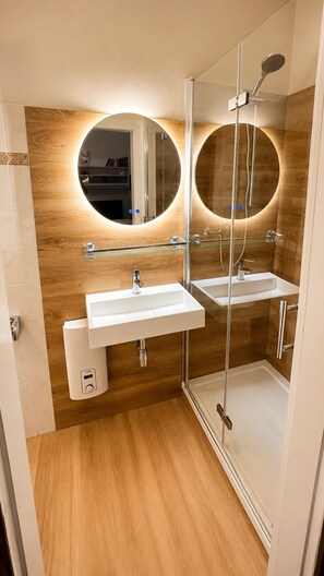 Dusche, Handtücher, Seife, Toilettenpapier