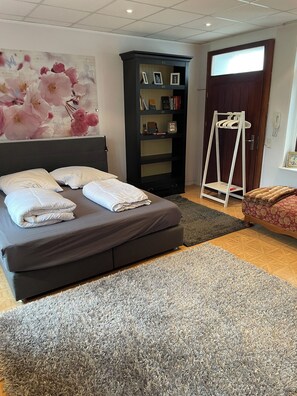 3 bedrooms, WiFi, bed sheets - Troisdorf - City - 145 sqm - 6 persons (Troisdorf)