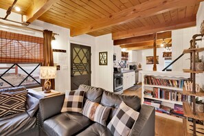 Smart-TV, Kamin, Tischfußball, Bücher
