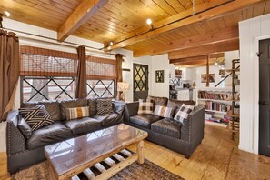 Smart TV, lareira, pebolim, livros