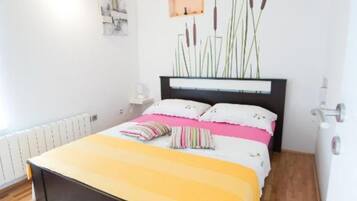 2 bedrooms, cots/infant beds, free WiFi