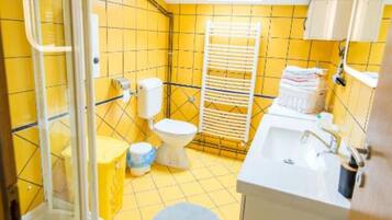 Apartment (Two-Bedroom Apartment With Lake View) | Badezimmer