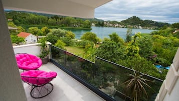 Apartment (Two-Bedroom Apartment With Lake View) | Terrasse/Patio