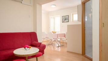Apartment (Two-Bedroom Apartment) | Wohnzimmer | 32-Zoll-Flachbildfernseher mit Kabelempfang