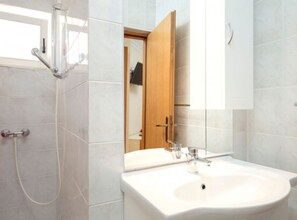 Appartement (Studio) | Salle de bain | Douche, serviettes fournies