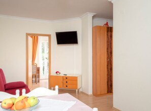 Apartment (Studio) | Living room | 32-inch flat-screen TV with cable channels - Apartments Božica (Jelsa)