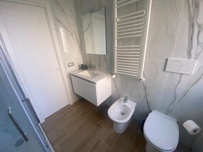 Doccia, asciugacapelli, bidet, asciugamani