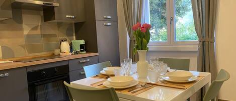 ثلاجة، ميكروويف، فرن، موقد طهي مسطح